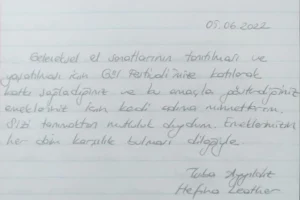 Geleneksel el sanatlarının tanıtılması ve yaşatılması için Gül Festivali'mize katılarak katkı sağladığınız ve bu amaçla gösterdiğiniz emekleriniz için kendi adıma minnettarım. Sizi tanımaktan mutluluk duydum. Emeklerinizin her daim karşılık bulması dileğiyle.

Tuba Ayyıldız
Hefina Leather